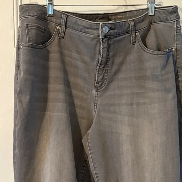 Chico's Light Gray Ankle Jeans - Picture 4 of 7